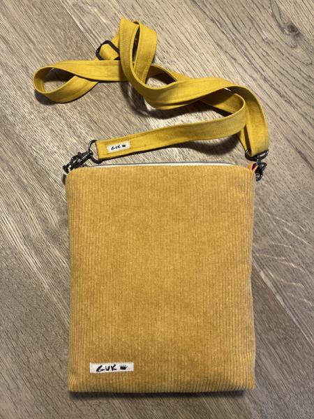 Rückseite aus senfgelbem Cordstoff